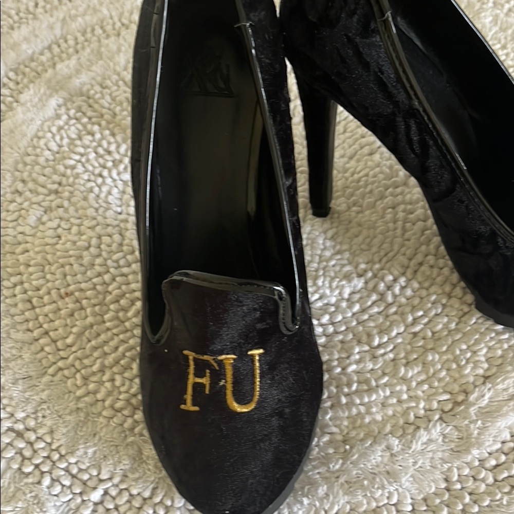 Elegant Black Heels with Gold Detail. New. Sz 7.